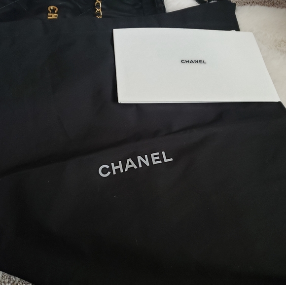 The Chanel 22 small handbag - Picture 8 of 12